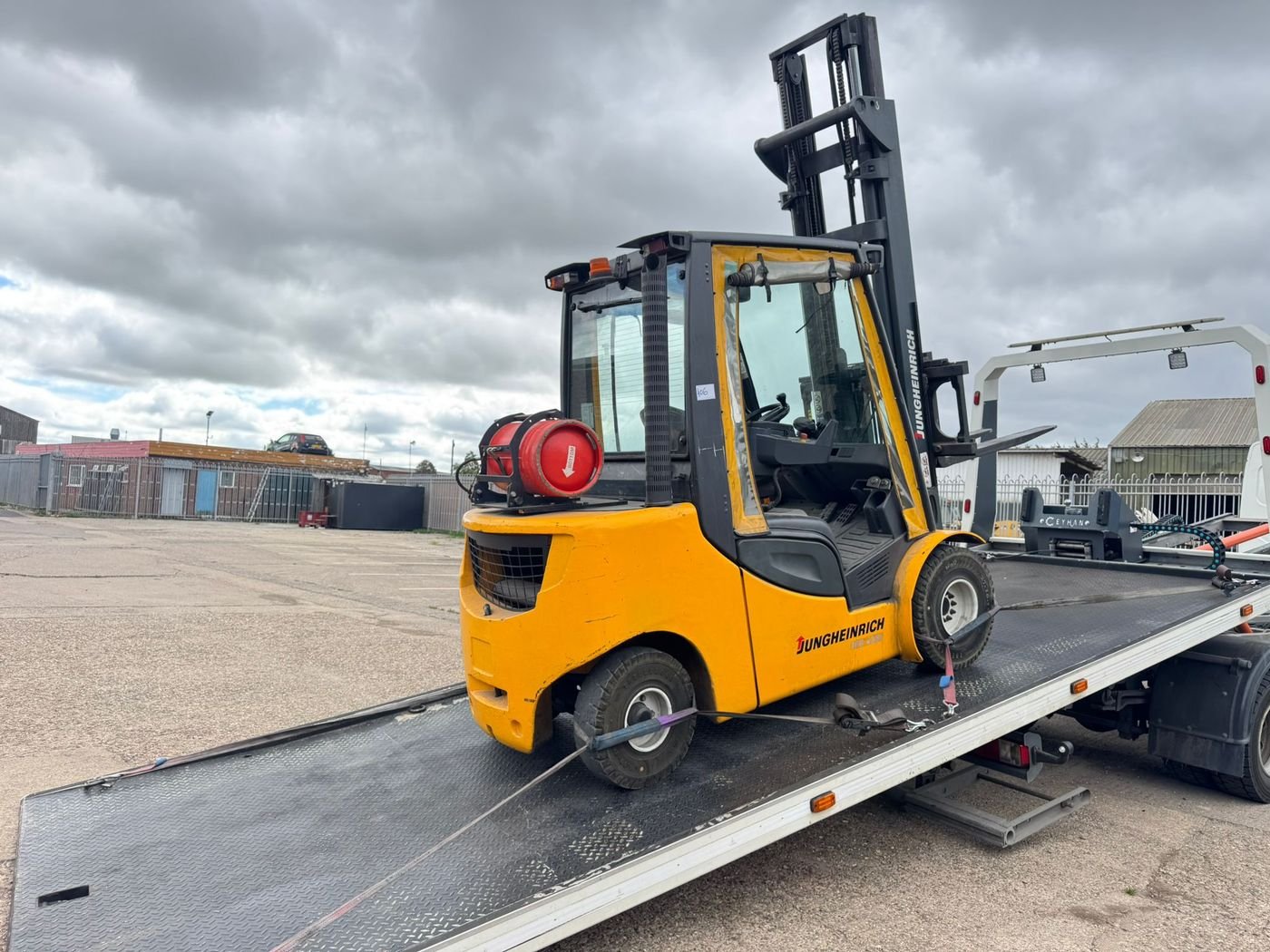 Z&Z Auto Recovery loading a vehicle from the M54
